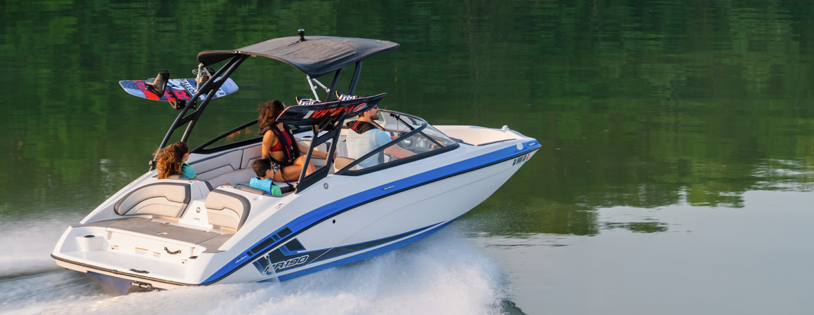 yamaha-boat-ar-190-2019-white-blue-family-driving-wakeboards-1
